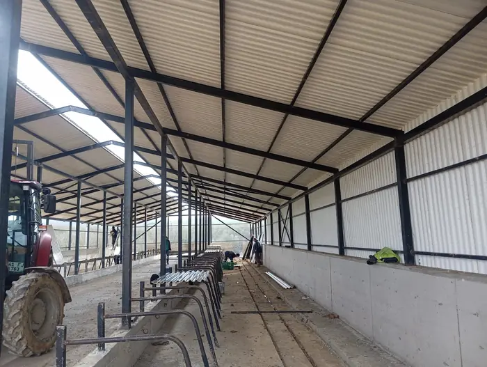Interior de tinglado durante el montaje, con la cara inferior de la cubierta a la vista